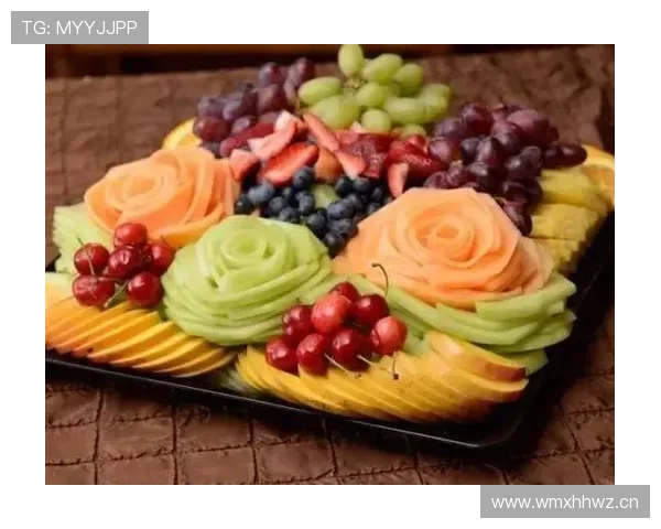 张常宁在家吃顿饭，光水果就摆了八种